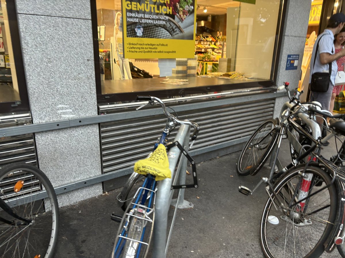HSequenz's tweet photo. Billa am Schwedenplatz: brennheisseAbluft strömt ins Freie.
Hier muss sich auch technisch was ändern, ja man kann sich in vielen Räumen ohne AC nicht mehr aufhalten heutzutage, aber dass der öffentliche Raum  noch mehr aufgeheizt wird, kanns auch nicht sein. #klimakrise https://t.co/QG4nh2OIou