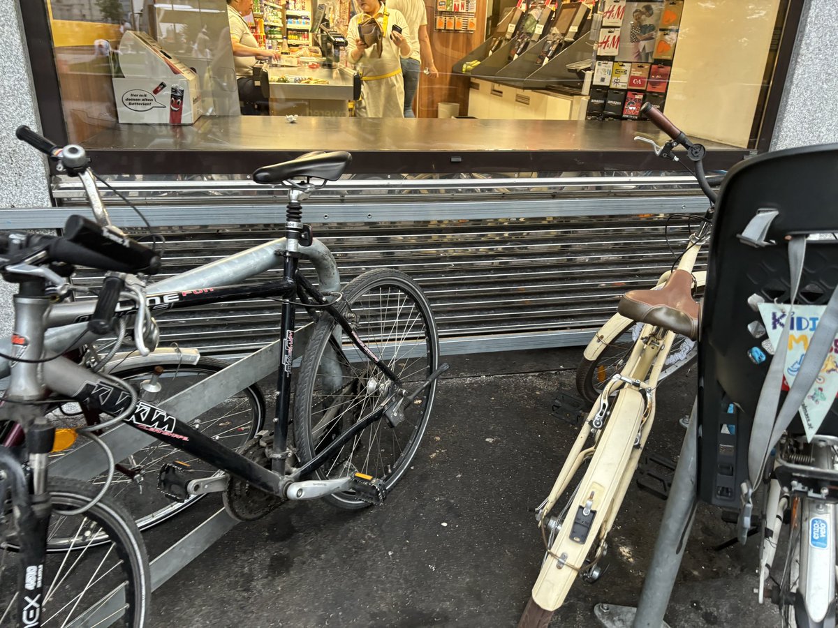 HSequenz's tweet photo. Billa am Schwedenplatz: brennheisseAbluft strömt ins Freie.
Hier muss sich auch technisch was ändern, ja man kann sich in vielen Räumen ohne AC nicht mehr aufhalten heutzutage, aber dass der öffentliche Raum  noch mehr aufgeheizt wird, kanns auch nicht sein. #klimakrise https://t.co/QG4nh2OIou