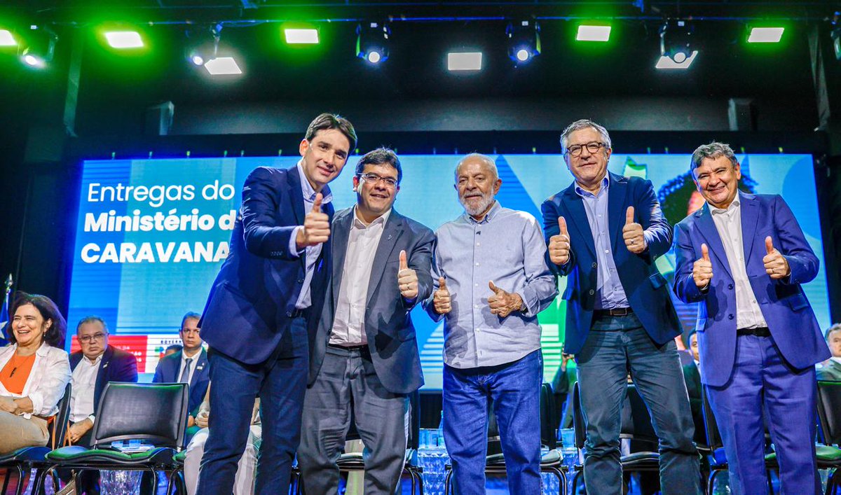 LulaOficial's tweet photo. Participei do encerramento da Caravana Federativa, em Teresina (PI), que representa tão bem a união e a integração do Governo Federal com estados e municípios, conectando a linha de frente das políticas públicas aos técnicos que atuam diretamente nas ações de cada ministério, autarquia e banco público. Também entregamos terrenos e imóveis públicos para viabilizar o projeto de implantação do Porto de Luís Correia, uma nova unidade da Fiocruz do Sertão e um Polo de Inovação do Instituto Federal do Piauí. Hoje, apontamos para um futuro ainda mais promissor para o Piauí.

📸 @ricardostuckert