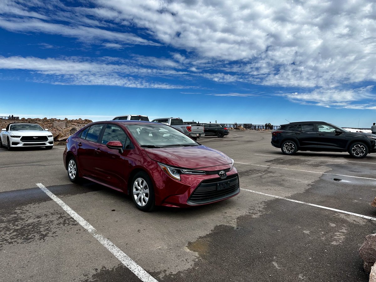 MotorFanweb's tweet image. レンタカーのトヨタ・カローラでパイクスピークを登ってみました。箱根ターンパイクのちょっとすごいやつを想像してました。ほんと、ごめんなさい。
スタート地点が標高2862m、ゴール地点は4301m。想像を絶していました。頂上まで登ってみましたが、10分もしないうちにクラクラに。
#ppihc