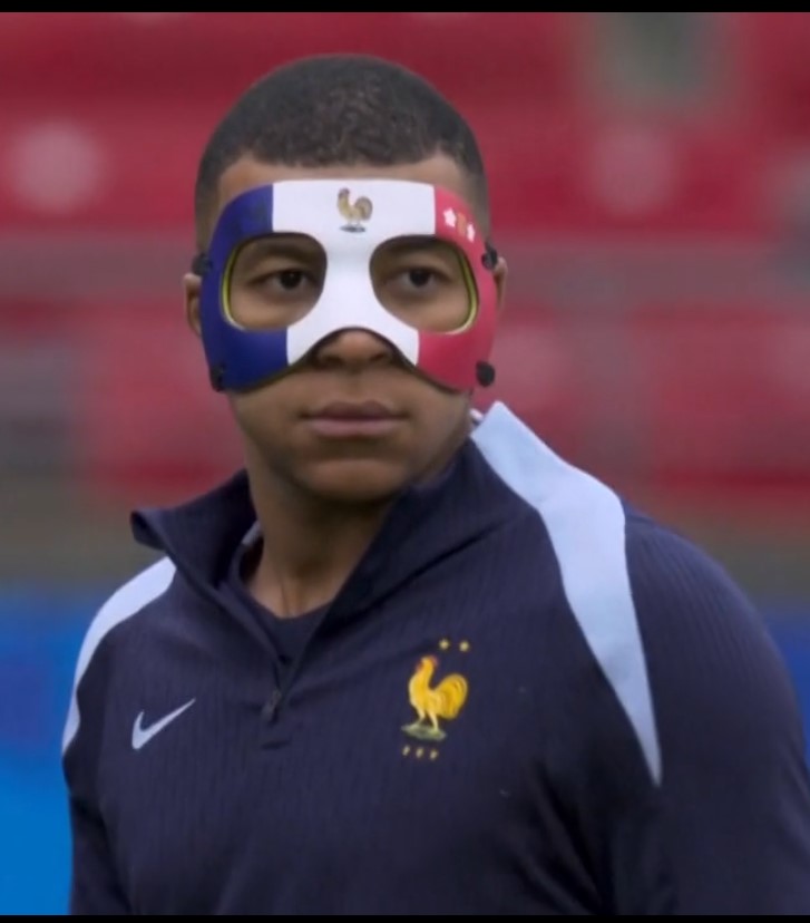 Victor_Dmskr's tweet photo. This is really that 😂

#EURo2024 #Mbappé #Turtle #TortueNinja https://t.co/prIXgunjLE