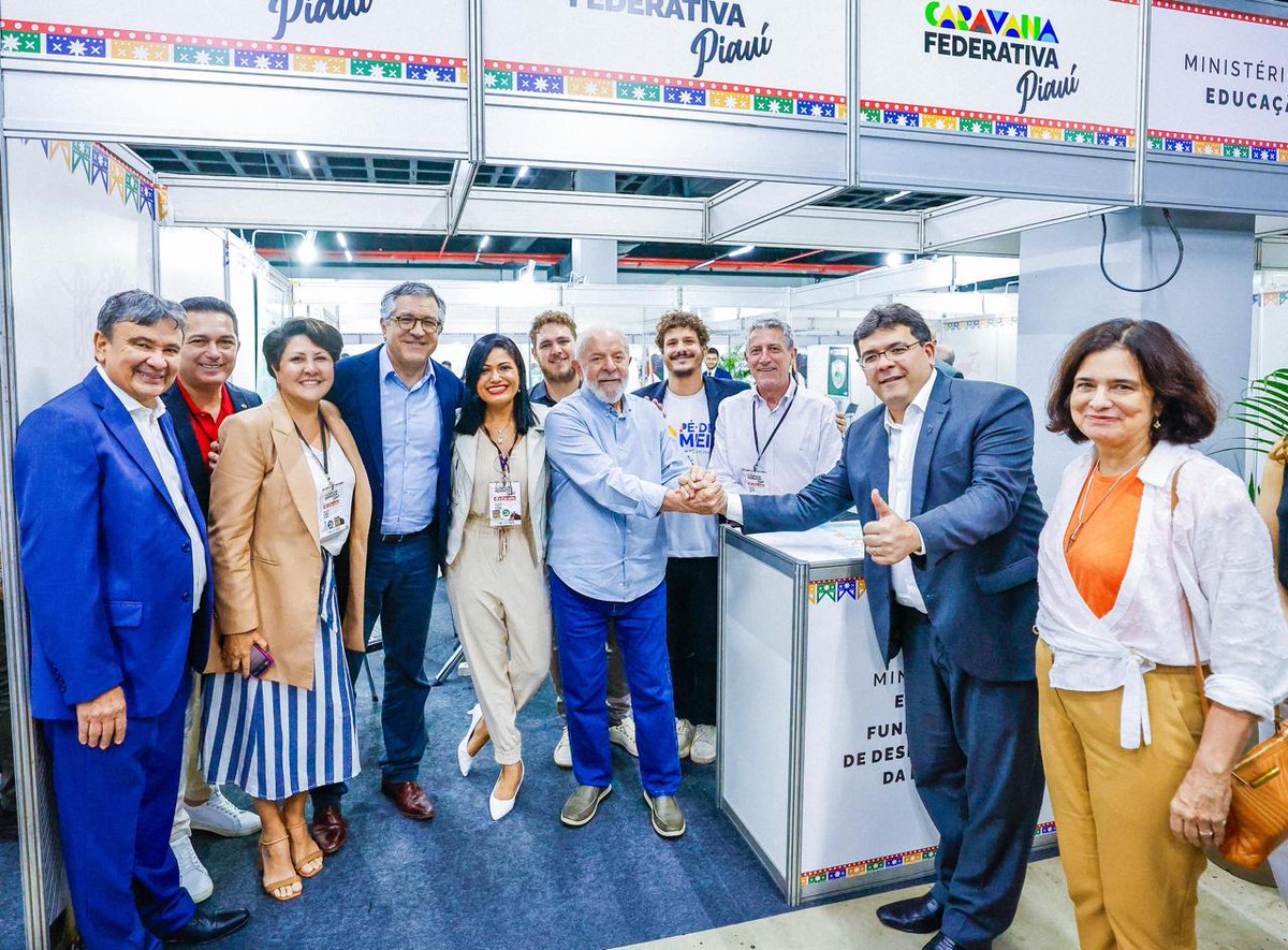 LulaOficial's tweet photo. Participei do encerramento da Caravana Federativa, em Teresina (PI), que representa tão bem a união e a integração do Governo Federal com estados e municípios, conectando a linha de frente das políticas públicas aos técnicos que atuam diretamente nas ações de cada ministério, autarquia e banco público. Também entregamos terrenos e imóveis públicos para viabilizar o projeto de implantação do Porto de Luís Correia, uma nova unidade da Fiocruz do Sertão e um Polo de Inovação do Instituto Federal do Piauí. Hoje, apontamos para um futuro ainda mais promissor para o Piauí.

📸 @ricardostuckert