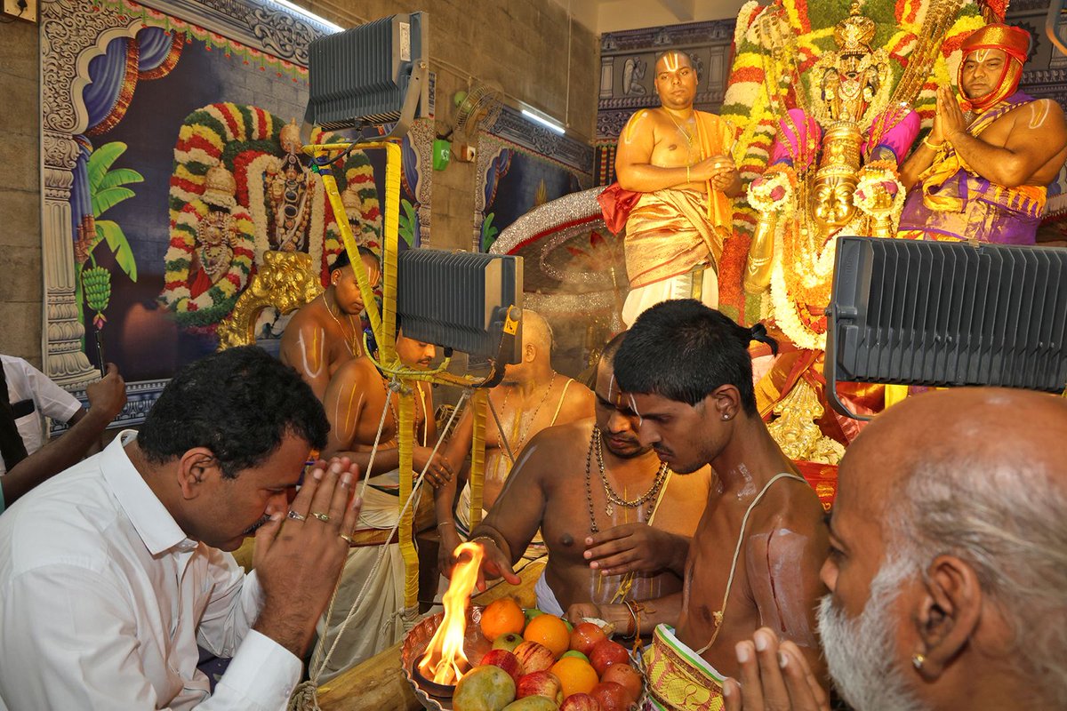 svbcttd's tweet photo. గరుడ వాహనంపై శ్రీ ప్రసన్న వేంకటేశ్వరస్వామి రాజసం
#GarudaVahanam
#SriPrasannaVenkateswaraSwami
#Tirumala
#TTD
#DivineGrace
#HinduFestival
#SpiritualCelebration
#DevotionalEvent
#TempleRituals
#SacredProcession
#DivineBlessings
#HolyOccasion
#Bhakti
#Tirupati https://t.co/1mPJ7Fuc7V