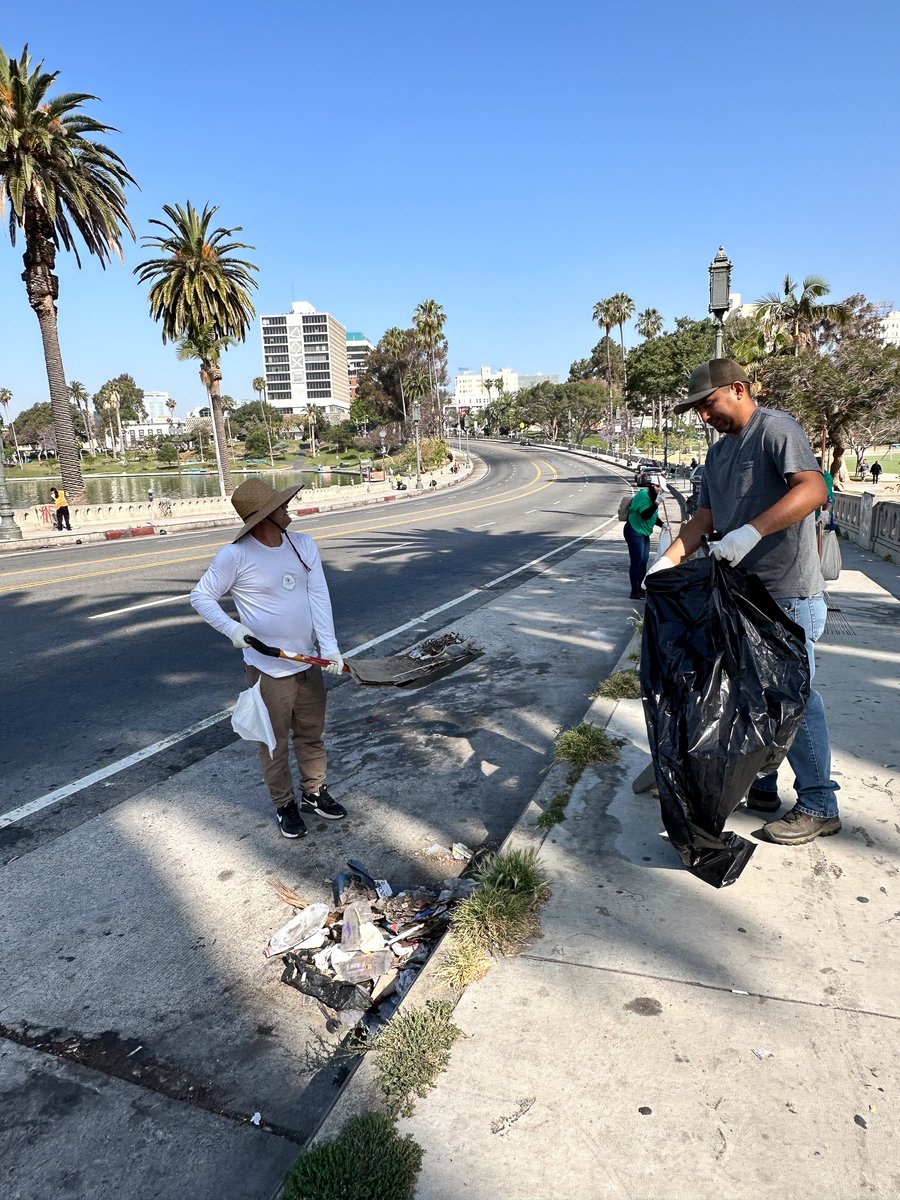 cd1losangeles's tweet photo. #TeamCD1 spent yesterday morning in MacArthur Park with community members to clean up the park and surrounding area. Thank you to all of the volunteers who showed up bright and early to help beautify our neighborhood and clear 20 bags of trash! ποΈ Excited for the next one! π https://t.co/uXSe6fKkvT
