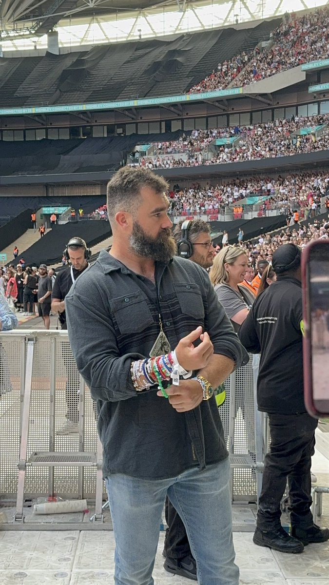 JeanMoorjani's tweet photo. I hope @JasonKelce gets the 22 hat tonight #LondonTSTheErastour https://t.co/i9BjNqC3gr