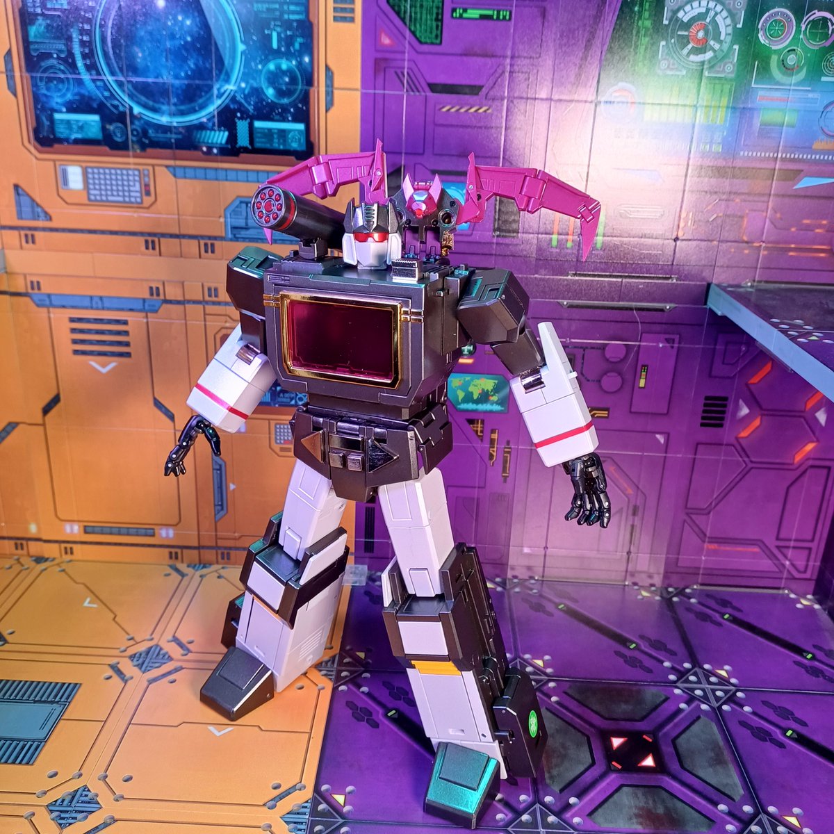 Kureigu8's tweet image. Robot Paradise AcousticBlaster. Arrived the other day from @ShowZStore . Ratbat most expensive cassette bot I&apos;ve gotten so far lol. 
That said the Soundblaster is a good looking figure.  #Transformers #FansToys #RobotParadise #AcousticBlaster #Soundblaster #Ratbat