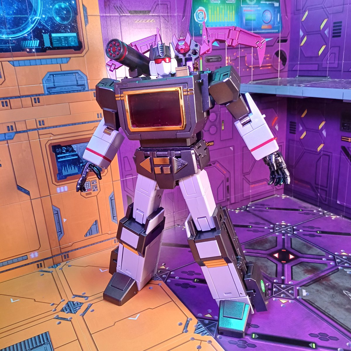 Kureigu8's tweet image. Robot Paradise AcousticBlaster. Arrived the other day from @ShowZStore . Ratbat most expensive cassette bot I&apos;ve gotten so far lol. 
That said the Soundblaster is a good looking figure.  #Transformers #FansToys #RobotParadise #AcousticBlaster #Soundblaster #Ratbat