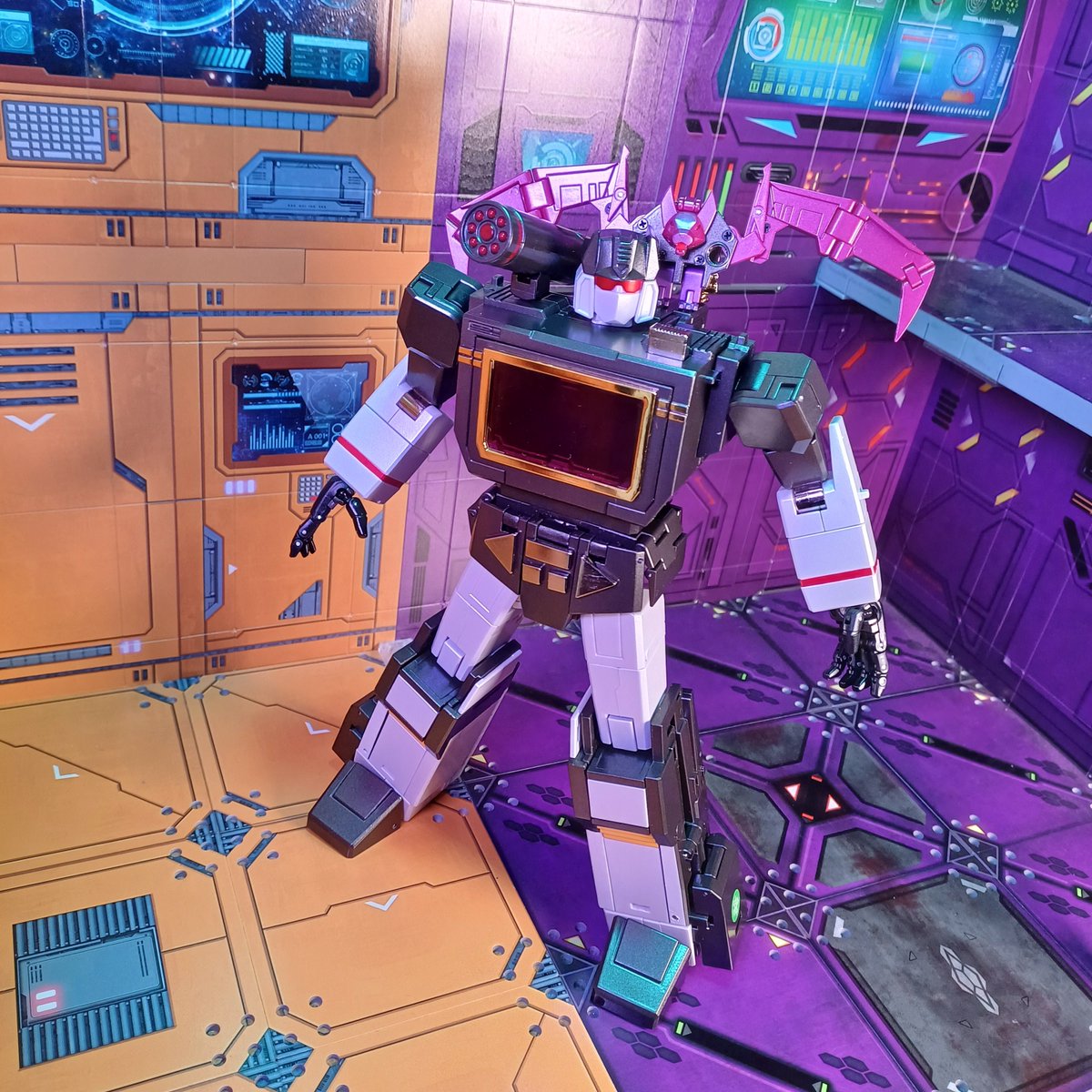 Kureigu8's tweet image. Robot Paradise AcousticBlaster. Arrived the other day from @ShowZStore . Ratbat most expensive cassette bot I&apos;ve gotten so far lol. 
That said the Soundblaster is a good looking figure.  #Transformers #FansToys #RobotParadise #AcousticBlaster #Soundblaster #Ratbat