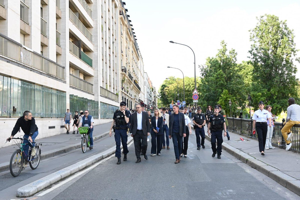 prefpolice's tweet photo. #fetedelamusique | Le préfet de Police, @NunezLaurent a parcouru ce soir les secteurs #CanalSaintMartin #LesHalles, #Châtelet, #SaintMichel pour s’assurer de la mise en place du dispositif de sécurisation et remercier les effectifs de la @prefpolice pour leur action au quotidien. https://t.co/ilB1FXfgZy