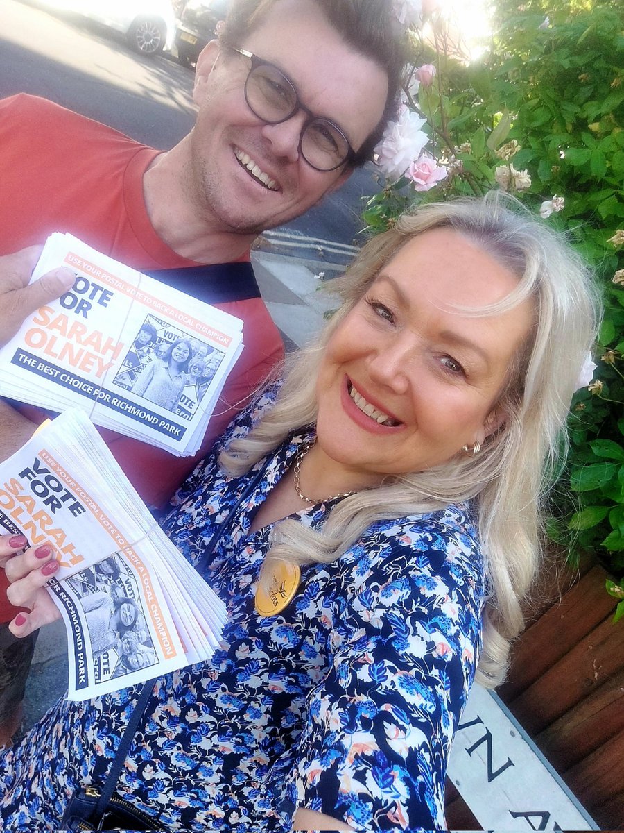 juliacambridge1's tweet image. Out in Richmond tonight talking to postal voters! 📩📩📩 
🔸️One household had received them today, filled them out for Sarah Olney and they were back in the envelopes waiting to be posted 👏👏👏
#VoteLibDem 🔸️🔸️🔸️