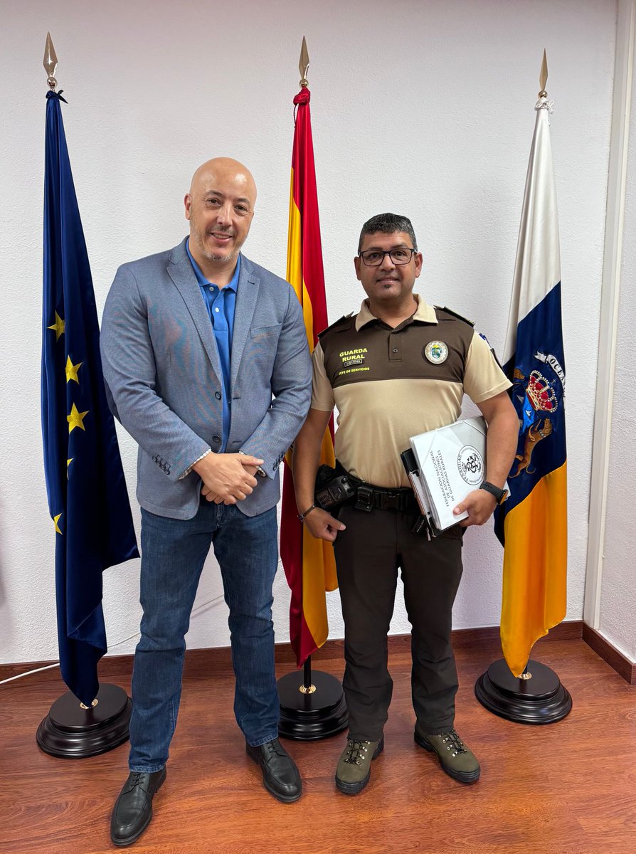 📍Hoy el director general de Seguridad del Gobierno de Canarias, David del Pino, recibió a Víctor Fumero, que ocupa el cargo de presidente de la Federación Nacional de Guardas Rurales en España (FENAGUAR), para tratar diversos temas relacionados con el colectivo. (+)