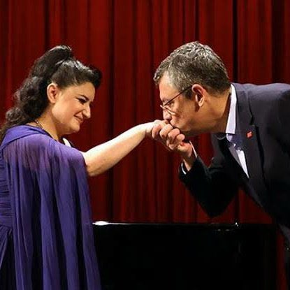 Yılmaz Özdil:

"Özgür Özel, Kürdistan isteyen operacının elini öptü, madem operacılara saygın var bir başka operacının elini öptüysen bana fotoğrafını göster diyorum, bana kızıyor."