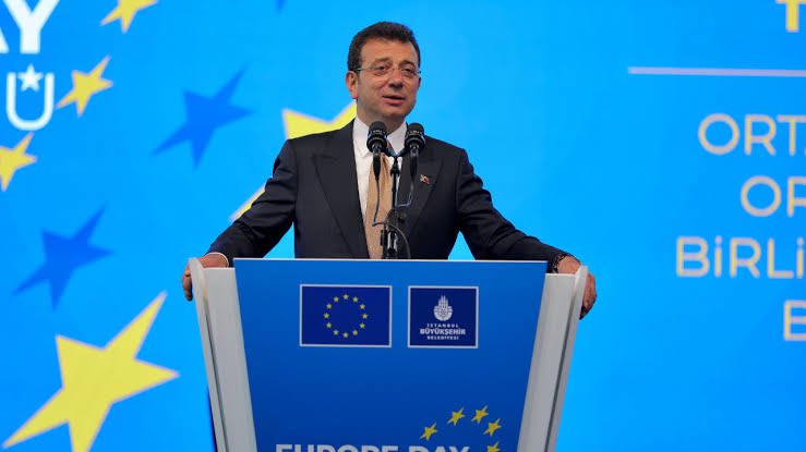 🗣 Ekrem İmamoğlu:

"Avrupa'da Türkiye'deki mülteci sorununu anlattım. 

AKP'li bir belediye başkanı toplantıda, 'Biz Osmanlı'nın torunlarıyız. Herkese kucak açarız. Gelirler' dedi.

Kardeşim sen ne diyorsun Allah aşkına? Mülteci sorununun çözümü için çalışıyoruz."