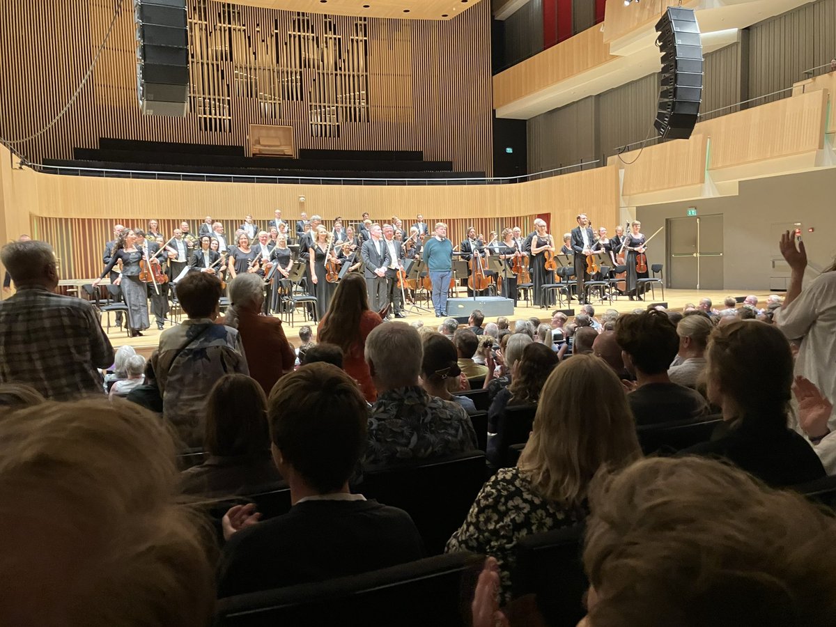 Kan man forestille sig en bedre måde at slutte ugen på? Aarhus Symfoniorkester med uropførelse af værket SYMFONI af <a href="/agm_dk/">AllanGravgaardMadsen</a>. Scherzo! Schnauzer! Sextet! Schæfer! Science Fiction! 🤯