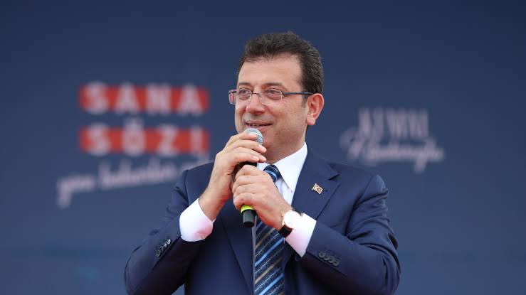 Ümit Özdağ:

"Matematikçiye sormuşlar, 2X2 kaç eder? 4 demiş. Fizikçiye sormuşlar 2X2 kaç eder? 4.0 demiş. İmamoğlu’na sormuşlar 2X2 kaç eder? Gülmüş, size kaç lazım demiş."