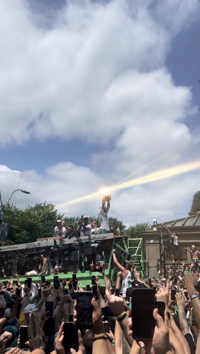 Celtics_Junkies's tweet photo. The light hitting this photo just right. WOW.  

(via @OnlyInBOS) https://t.co/jLTsu5N8B7
