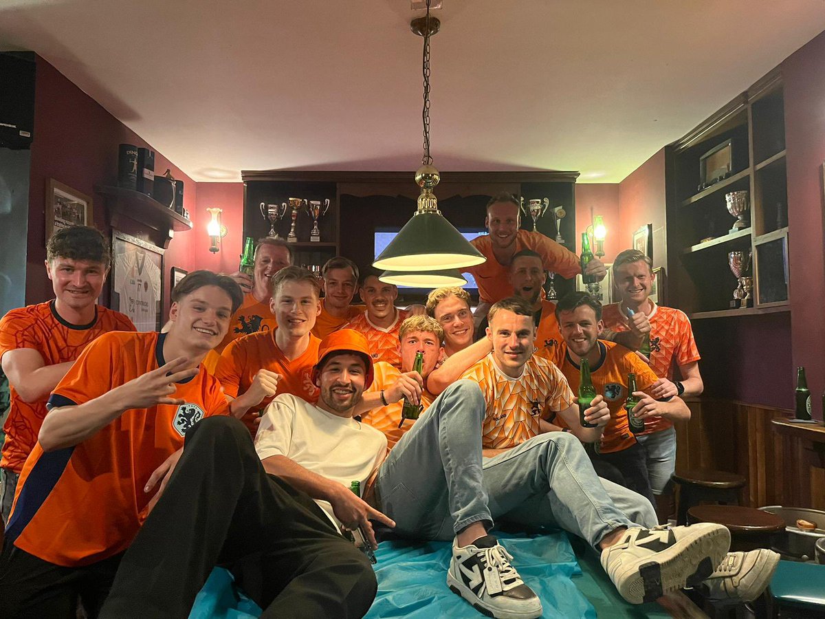 De mannen van het 1e elftal hebben als afsluiting van het seizoen een teamweekend naar Valencia!!! Vanavond gaan ze Nederland-Frankrijk kijken en daar hoort een groepsfoto bij, bekijk de foto’s voor het verloop daarvan🤣 Veel plezier mannen!!
