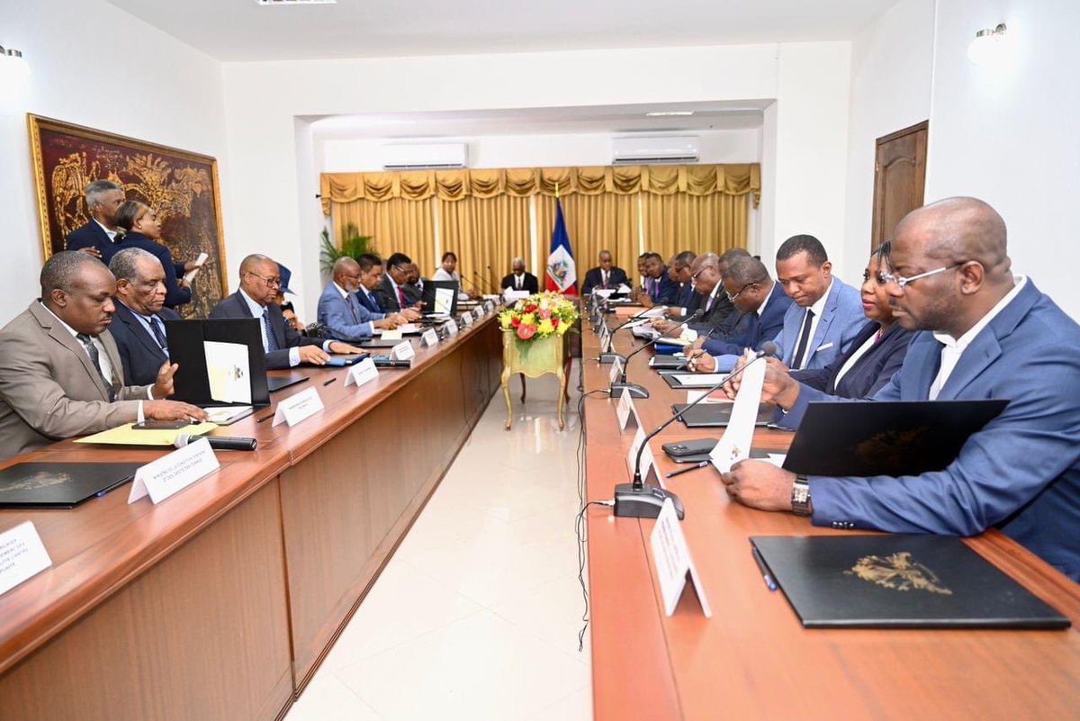 GedonyFontil's tweet image. Je conseille humblement au CPT @PresidenceHT et @ConilleGarry @PrimatureHT en collaboration avec @pnh_officiel, #FADH de déclarer l'état d'urgence pour lutter contre les bandes terroristes. Le pays est en guerre, ou même le palais national, la primature et le tribunal den