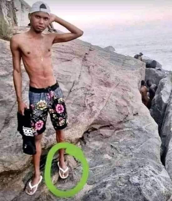 It took me 20 mins to see it 😂💔