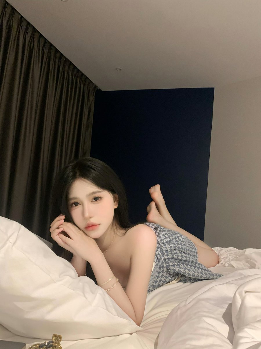 全都交给贱母狗的骚妆油脸和足底了!