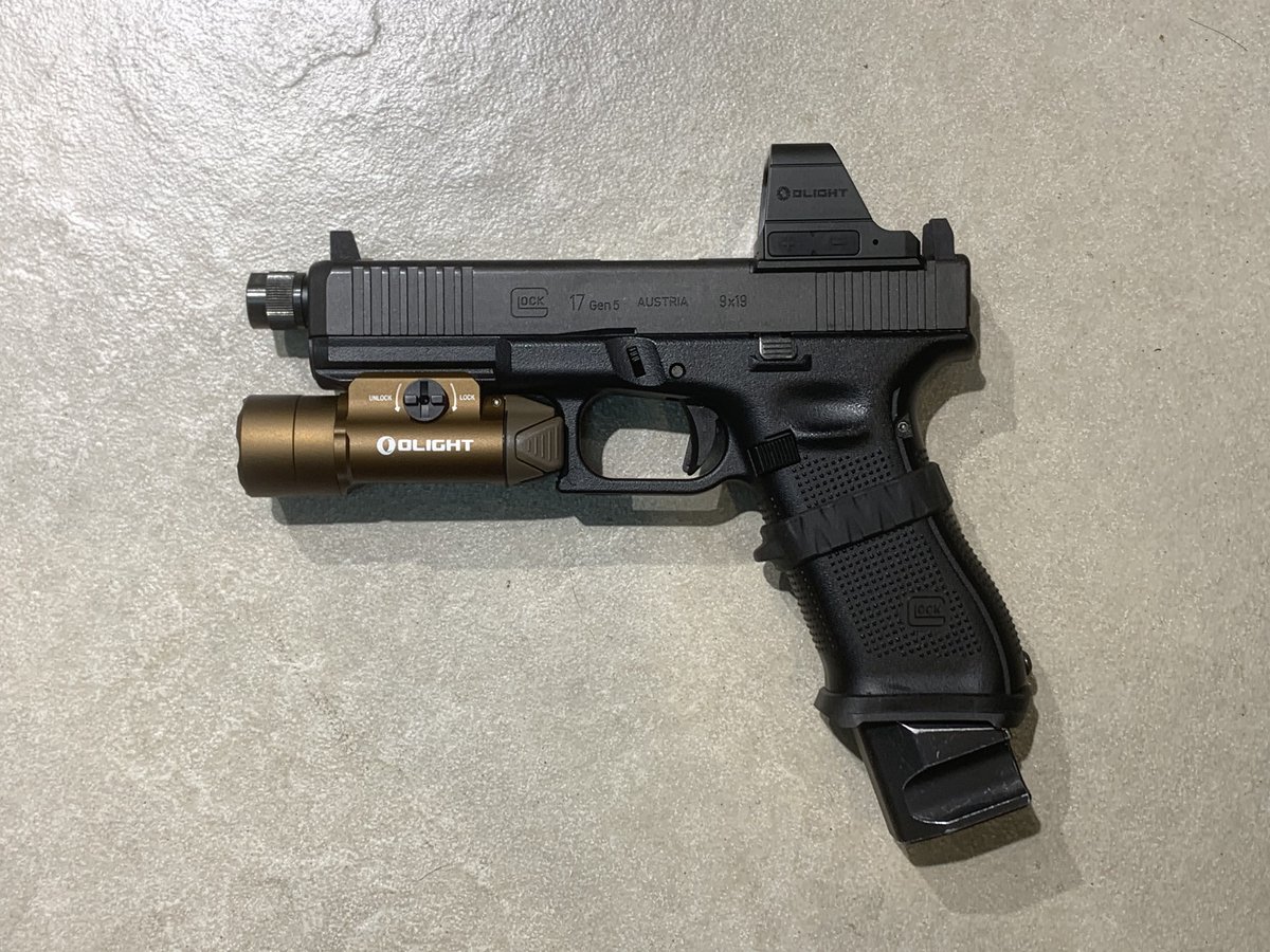 zzz_ming's tweet photo. @TM_Airsoft G17 gen5 mos with @OlightWorld Osight red dot sight and Olight PL-Turbo Valkyrie

*AIRSOFT ONLY
———————————————————————————
#airsoft #airsoftgameplay #airsofthk #pewpewlife #tactical #tacticool #milsim #customguns #hongkong #olight #tokyomarui #glock https://t.co/qjJqDn1Si1