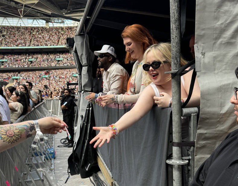 tswifterastour's tweet photo. 🚨| Nicola Coughlan exchanging friendship bracelets at today's show! #LondonTSTheErastour https://t.co/CYPZIPbI5D