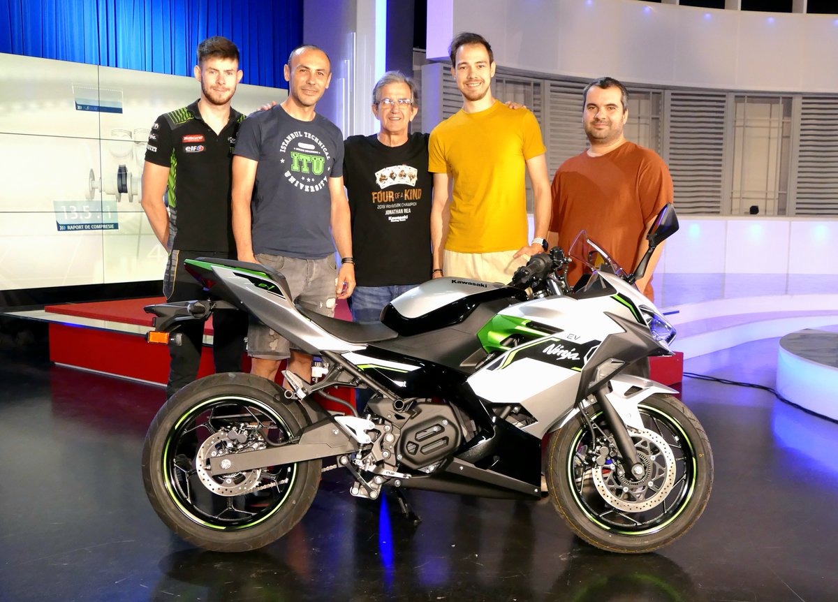 TiberiuTroia's tweet image. Azi am filmat în platoul Digi24 surprinzătoarea motocicletă Kawasaki Ninja e-1, filmul va fi difuzat în emisiunea La Volan de săptămâna viitoare.

#Kawasaki #KawasakiRomania #UnitedMotors #NinjaElectric #PovestiCuMotoare