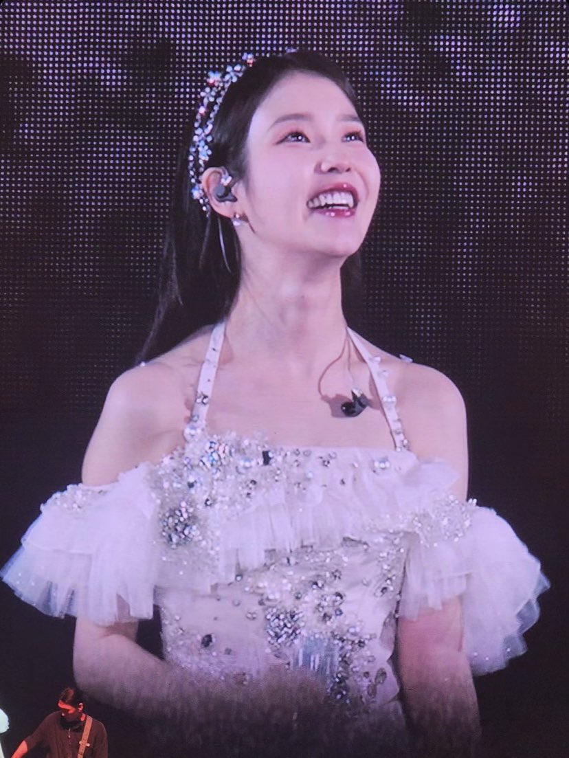 IUteamstarcandy's tweet photo. 𝟐𝟒𝟎𝟔𝟐𝟏 • 𝐌𝐞𝐞𝐭 𝐚𝐠𝐚𝐢𝐧 𝐰𝐡𝐞𝐧 𝐭𝐡𝐞 𝐬𝐭𝐫𝐚𝐰𝐛𝐞𝐫𝐫𝐲 𝐦𝐨𝐨𝐧 𝐜𝐨𝐦𝐞𝐬 𝐮𝐩 🍓🌕

#HEREH_WORLD_TOUR_IN_LONDON marks IU’s very first solo performance in Europe, a new chapter for both IU and UAENA

As one of IUTSC’s admins responsible for daily updates for almost a decade, it feels a lil weird that there’s an IU event taking place live now when most people are asleep in my timezone 🫣

Having started/typed the last post with “240621” on the other side of the world where it’s already June 22nd, it finally hit me that IU has truly come a long way and that the WORLD tour is happening. Proud is an understatement.

June 21st (Fri) is when the strawberry moon rises, which is known to be a Moon that makes love come true when you look at it with your beloved one (with IU 😉). Seeing EUaenas getting excited and emotional over their first meeting with IU on the tl got me giggling like i’m reading a romance novel titled “strawberry moon” 😆 In IU’s own words, “How could life be more perfect? Ooh~” 🍓🌝 

Tonight, herstory is made and love is blossoming on Uaenaland. Wishing everyone who’s reading this cringy post (aka late night thoughts that I’ll probably regret sharing tomorrow) a good day or good night & sweet dreams 😴💤 And for those who’re seeing IU today, enjoy the show to the fullest 🥰🩷 

Congratulations on your new milestone, my popstar @_IUofficial 💘 

Love, 
Random admin 🖋️