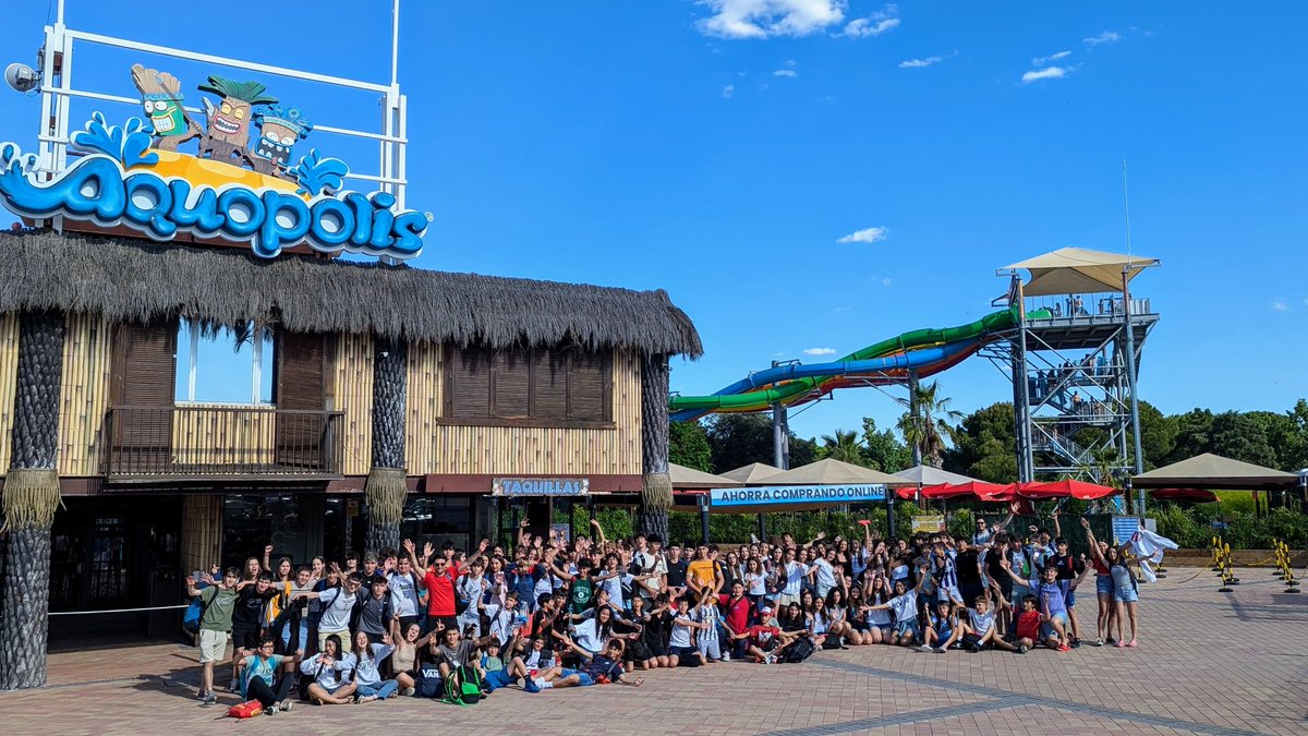 Los alumnos de secundaria disfrutan del último día de clase en el parque acuático de Madrid