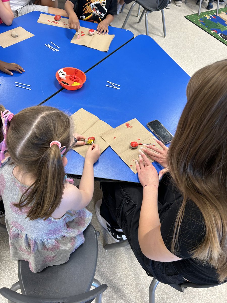 HChild_CCSD's tweet photo. Today for National Indigenous Peoples Day we watched a wonderful Métis Dance Group and painted rocks using the medicine wheel colours. They even got some of the teachers up doing Métis Broom Dancing. Well done 👏🏻 https://t.co/AtNl5tQdkr