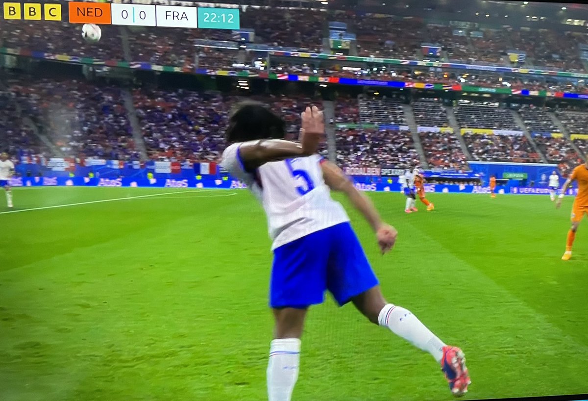 So this throw in was just allowed by top ref Anthony Taylor… <a href="/refsupportuk/">Refsupportuk</a> #EURo2024