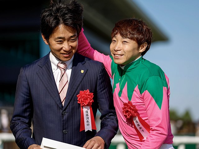 皆様  おはようございます🌅

宝塚記念Odds出ましたが  やはり道悪巧者が売れてますね😂💦

ブローザホーン🐎が売れるのは分かりますが  自分の本命◎🐎プ◯ダ◯ア🐎はローシャムパーク🐎より人気？😂💦

(今更モザイク入れてどうすんねん🫲笑)🤣

ツッコミも入った所で人馬無事で宜しくお願いします🙇