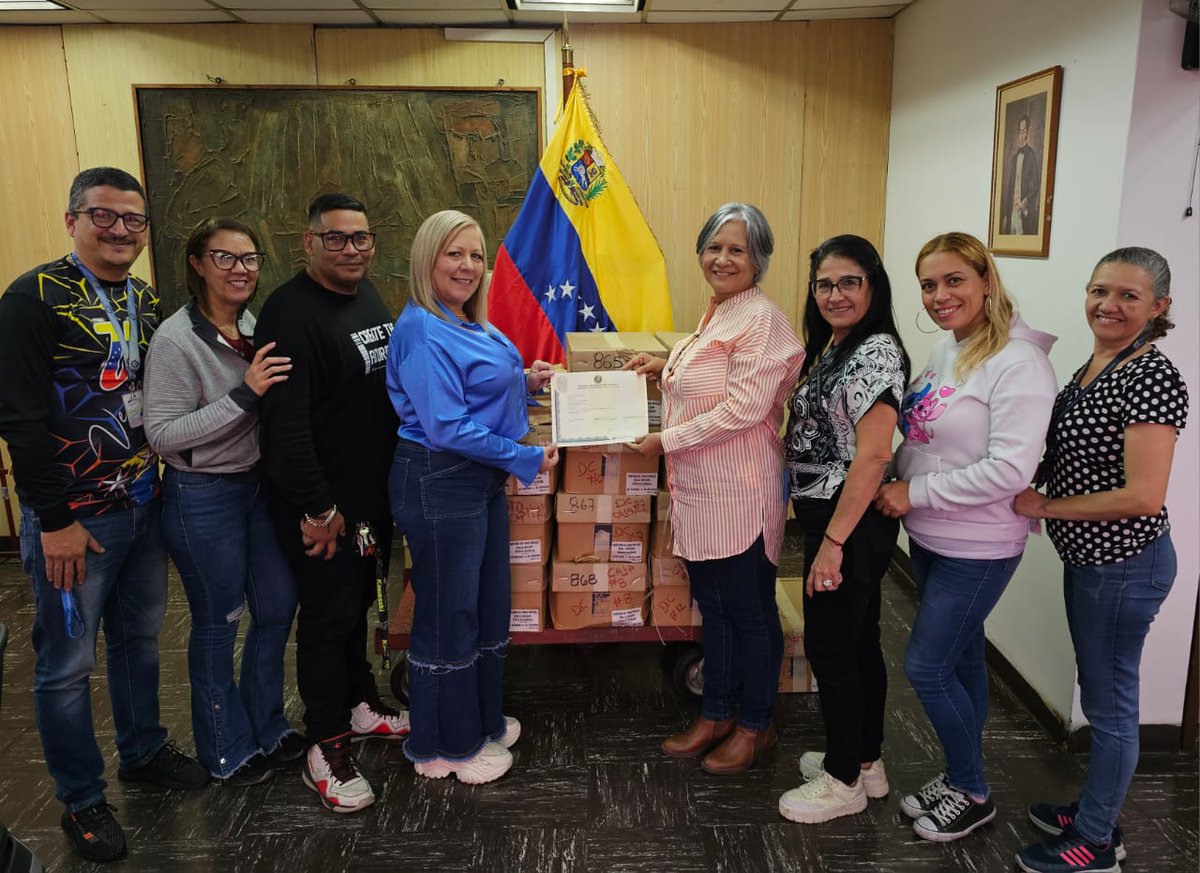 ¡Excelentes noticias!

Estamos recibiendo los formatos para títulos y pronto los entregaremos a los CDCE parroquiales para comenzar con la impresión. De esta manera, nuestros Bachilleres tendrá sus documentos en el tiempo exacto, siguiendo las orientaciones de  nuestra Ministra.