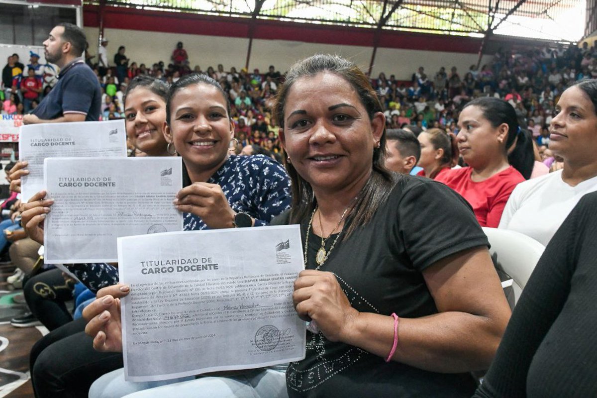 _LaAvanzadora's tweet photo. ¡Somos un equipo! 

En un acto de reconocimiento y gratitud. Hoy, avanzamos con la asignación de más de 7 mil 188 nuevos ingresos para docentes, personal administrativo y obrero. 

@NicolasMaduro
@MPPEDUCACION https://t.co/EQuzYaYph0