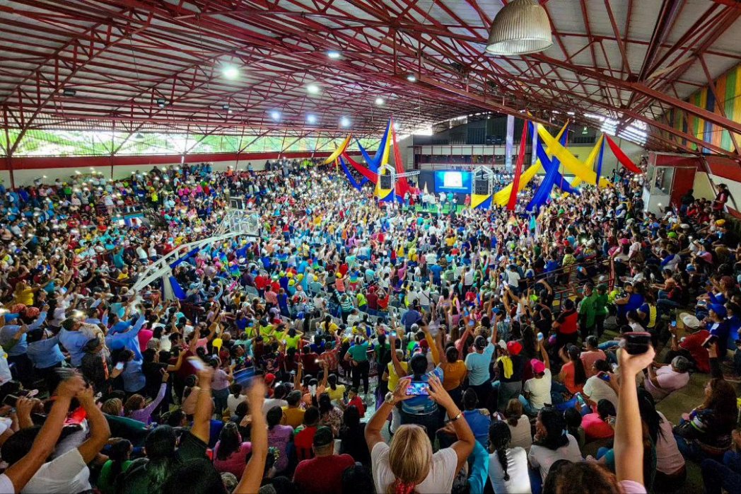 ¡Somos un equipo! 

En un acto de reconocimiento y gratitud. Hoy, avanzamos con la asignación de más de 7 mil 188 nuevos ingresos para docentes, personal administrativo y obrero. 

<a href="/NicolasMaduro/">Nicolás Maduro</a>
@MPPEDUCACION