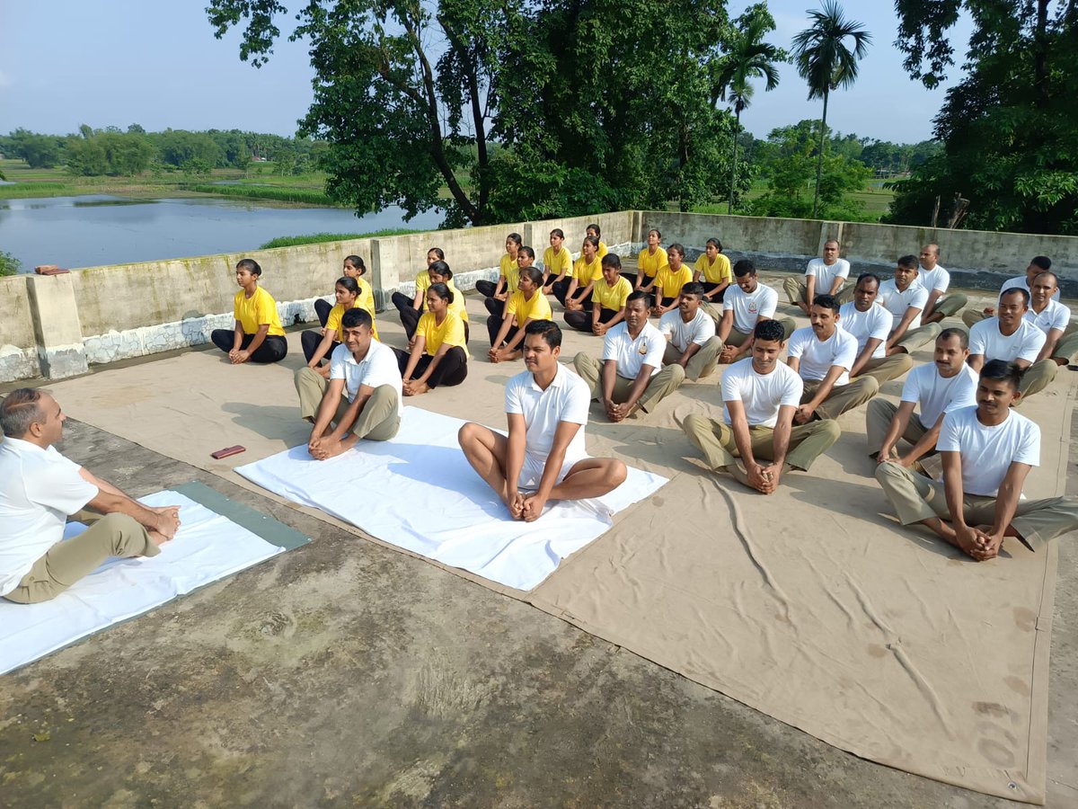B_Point24x7's tweet photo. Yoga strengthens our Border Security Force, helping them protect us better. Join them this #IDY2024 and find your inner peace. 🧘‍♀🧘‍♂ #YogaForSelfAndSociety #YogaWithBSF https://t.co/BGDIOJ1WjB