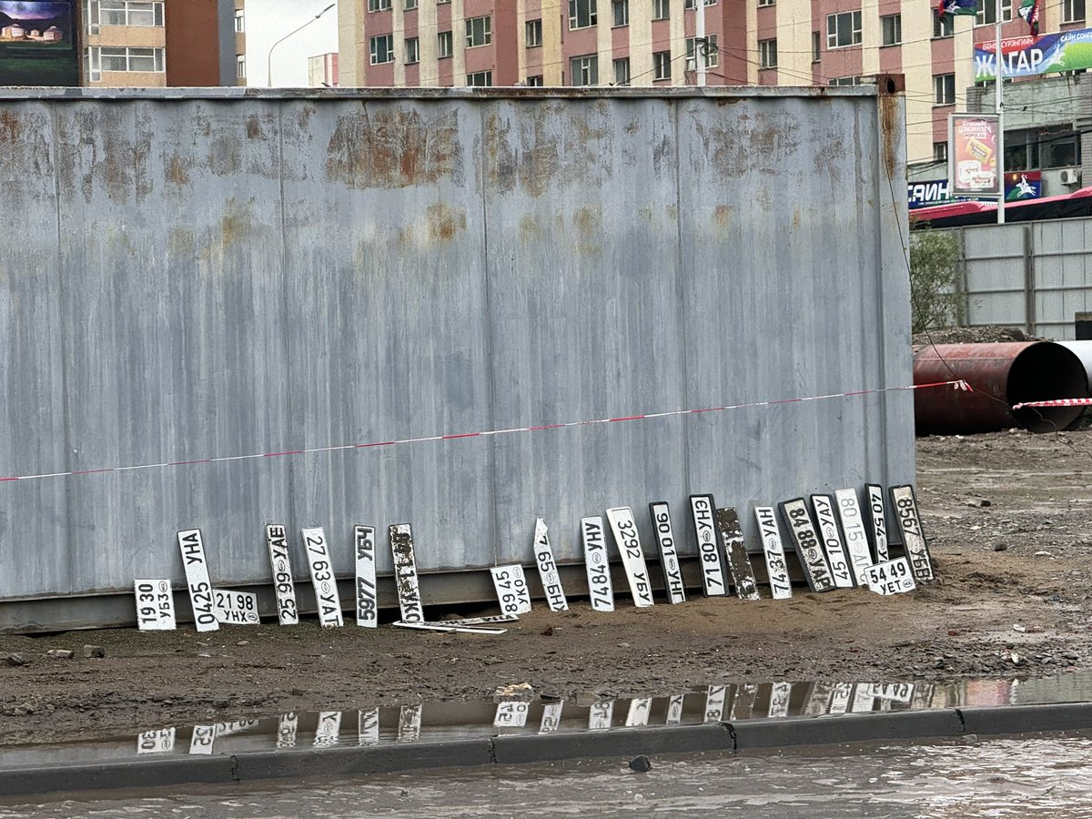 Тээврийн хэрэгслүүд улсын дугаараа гээсэн бол Энх тайвны гүүрэн доор зарим нь олдох байх. Сайн хараарай.