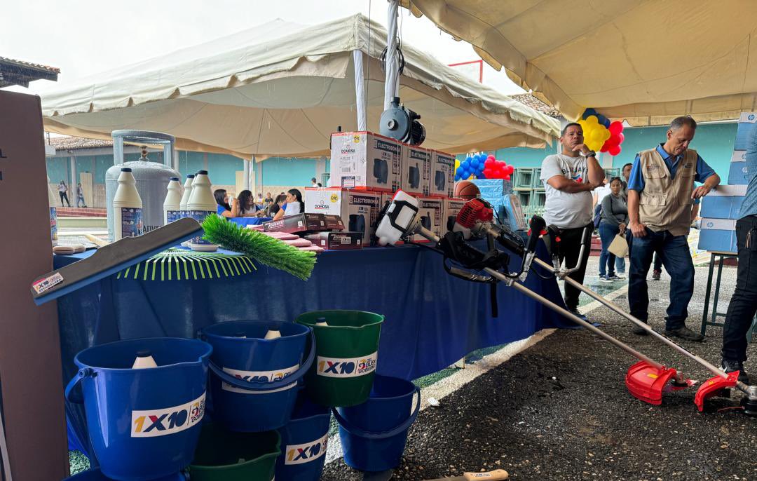 ¡Nuestro Presidente <a href="/NicolasMaduro/">Nicolás Maduro</a> continúa enviando dotación a nivel nacional para atención de todas las escuelas!

Hoy, mediante el Sistema 1x10 del Buen Gobierno se entregaron insumos para garantizar calidad educativa a 158.250 estudiantes de 633 escuelas del estado #Lara.