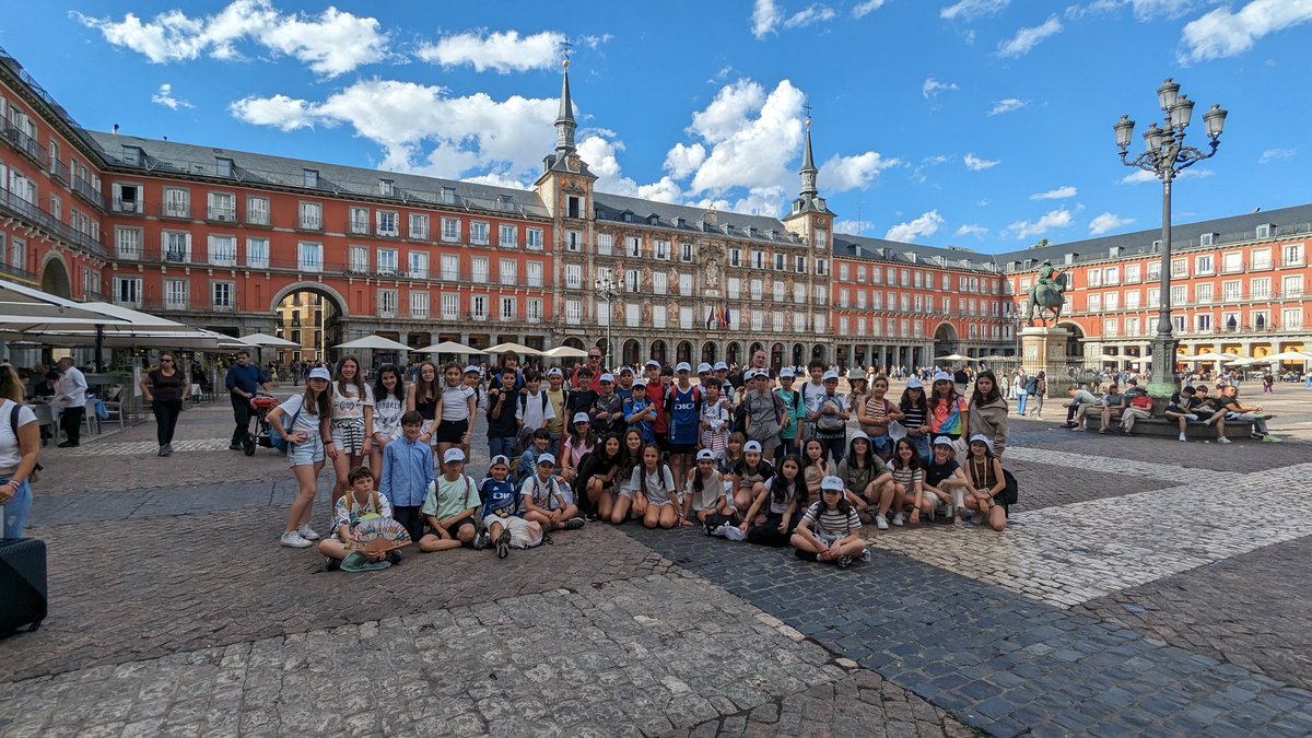 La semana pasada realizamos el viaje de estudios de 6°. Visitamos Segovia y Madrid. En Madrid hemos estado en el Museo de la Ciencias, en el Prado, en un musical y en la Warner. De regreso, visitamos el Palacio de la  Granja de S. ildefonso en Segovia.Un viaje inolvidable.
