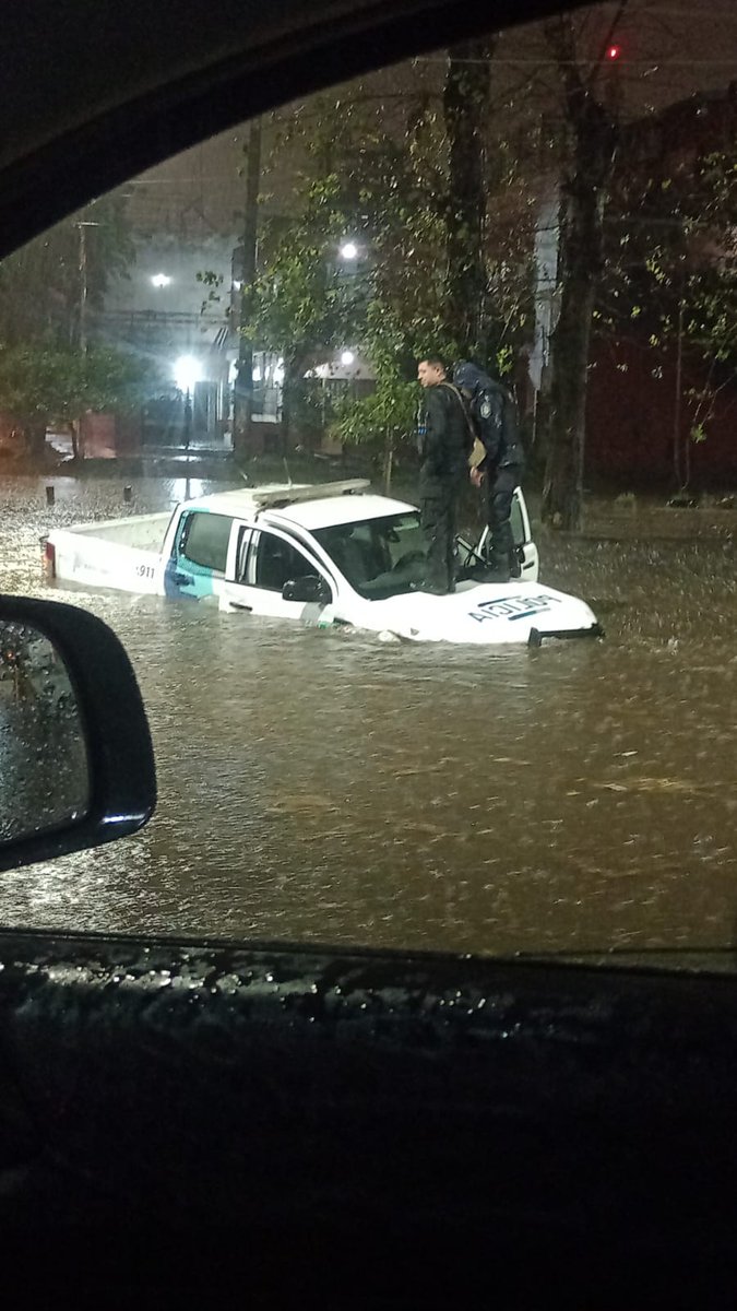Hechosanderecho's tweet image. #SanAlberto #LaMatanza  Calles Gavilan y Danubio. Un patrullero inundado y, en medio de la evacuación, se les cayó una escopeta al agua.