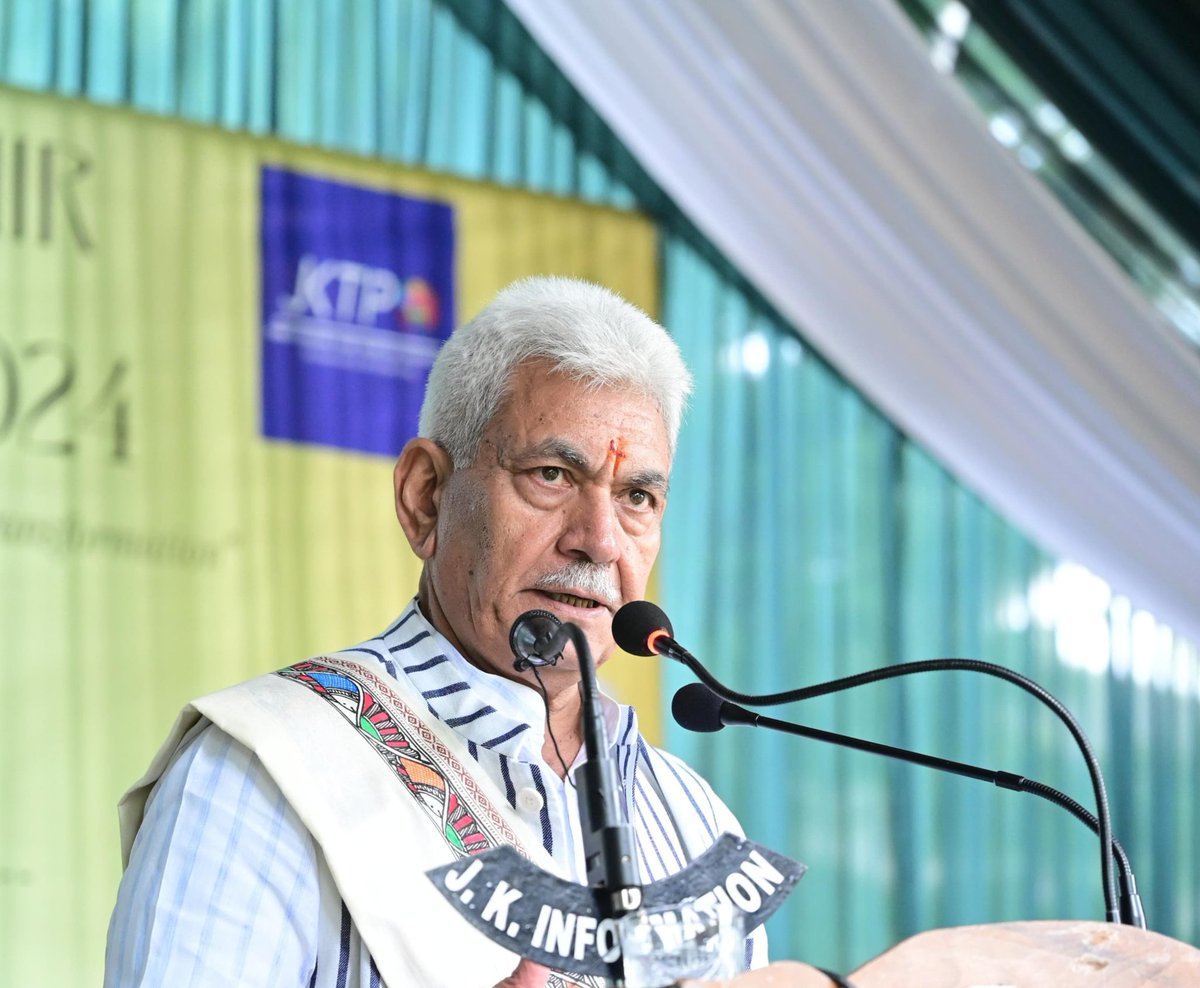 shah_Shakir_011's tweet photo. LG @manojsinha_ said that, we are formulating and executing policies keeping in mind the region's rich culture,heritage,agricultural excellence to ensure sustainable growth & employment generation. I am happy to see #OneDistrict, #OneProduct is encouraging economic opportunities. https://t.co/SwuB1nL6tU