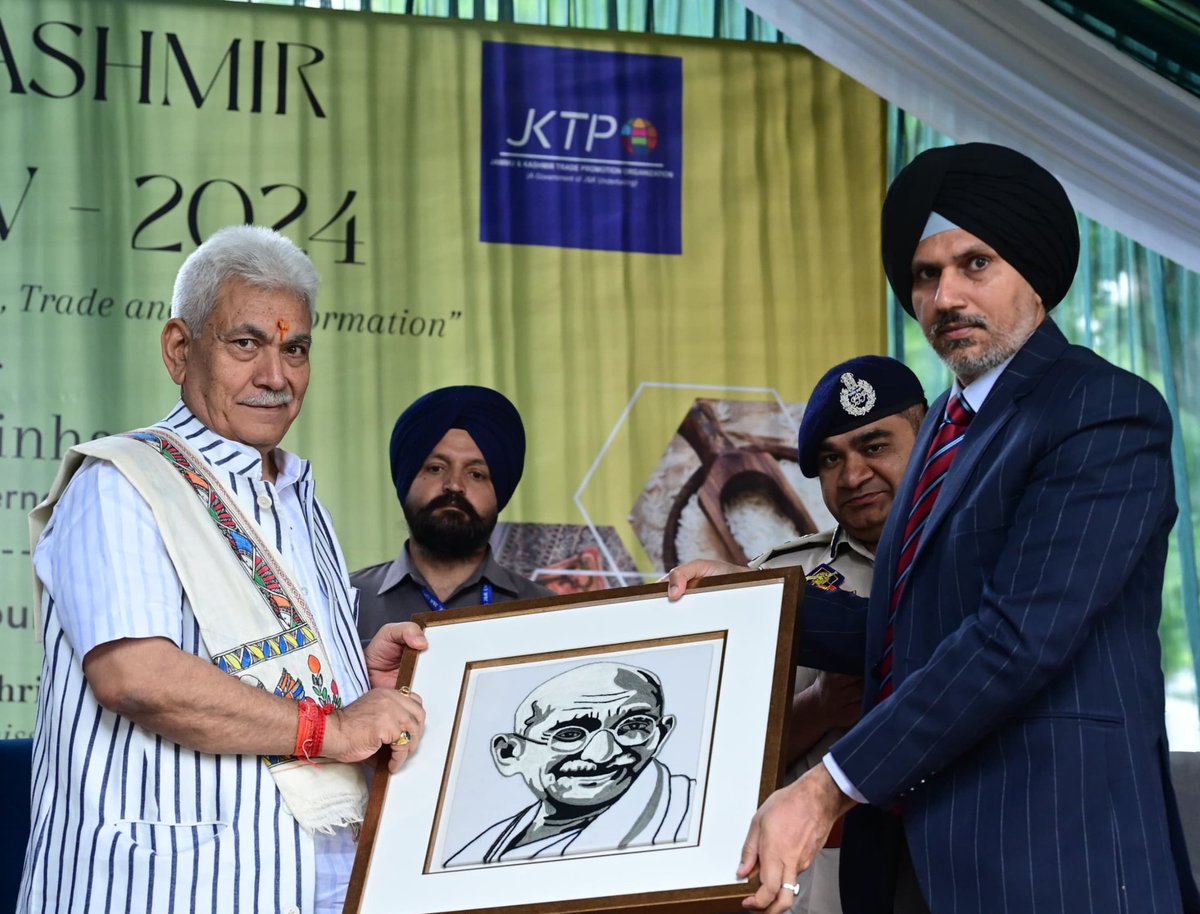 shah_Shakir_011's tweet photo. LG @manojsinha_ said that, we are formulating and executing policies keeping in mind the region's rich culture,heritage,agricultural excellence to ensure sustainable growth & employment generation. I am happy to see #OneDistrict, #OneProduct is encouraging economic opportunities. https://t.co/SwuB1nL6tU