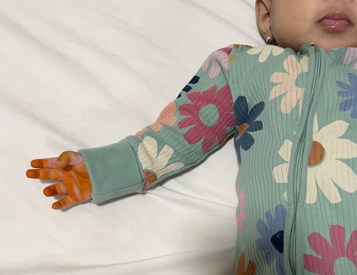 ماأجمل العيد والحِنّاء في يدها
وصوتُ ضحكتها مثل التغاريدِ 🤍💞

#مروَة_الحمّاد