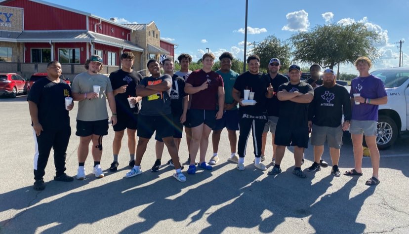 Coach__fitz's tweet photo. The Willis Wildkat Lineman are fed and ready for the State Lineman Challenge at @HSUCowboys tomorrow morning! Looking forward to seeing these dudes compete! #DUBLIFE #Dominate #family https://t.co/KICEi4vucz