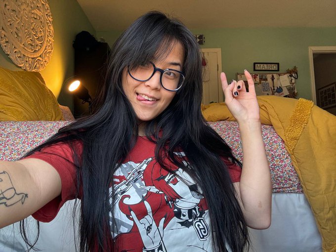 1 pic. Say 'hi' and then check your dms for a surprise https://t.co/yH409sYc1N
