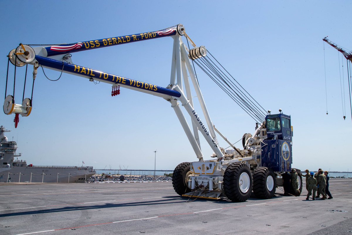 Tilly, returning.
 
Welcome back to our carrier crash crane, affectionately known as “Tilly.”
 
A huge thanks to the #USSGERALDRFORD Sailors, Naval Facilities Engineering Systems Command workers, and our local neighborhood US Navy Crane Barge (YD 257) who helped!

#USNavy #CVN78