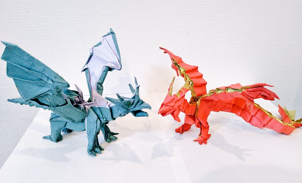 『朱雀』
セリアの55cm四方包装和紙より
創作: Jang Yong Ik

" SUZAKU "
Designed by Jang Yong Ik
Foldered by me
From one sheet of square paper

写真映えがすごい！
4枚目は色違いの同じ紙から折ったアスールドラゴンとのツーショット、神々しい

#折り紙作品
#origami