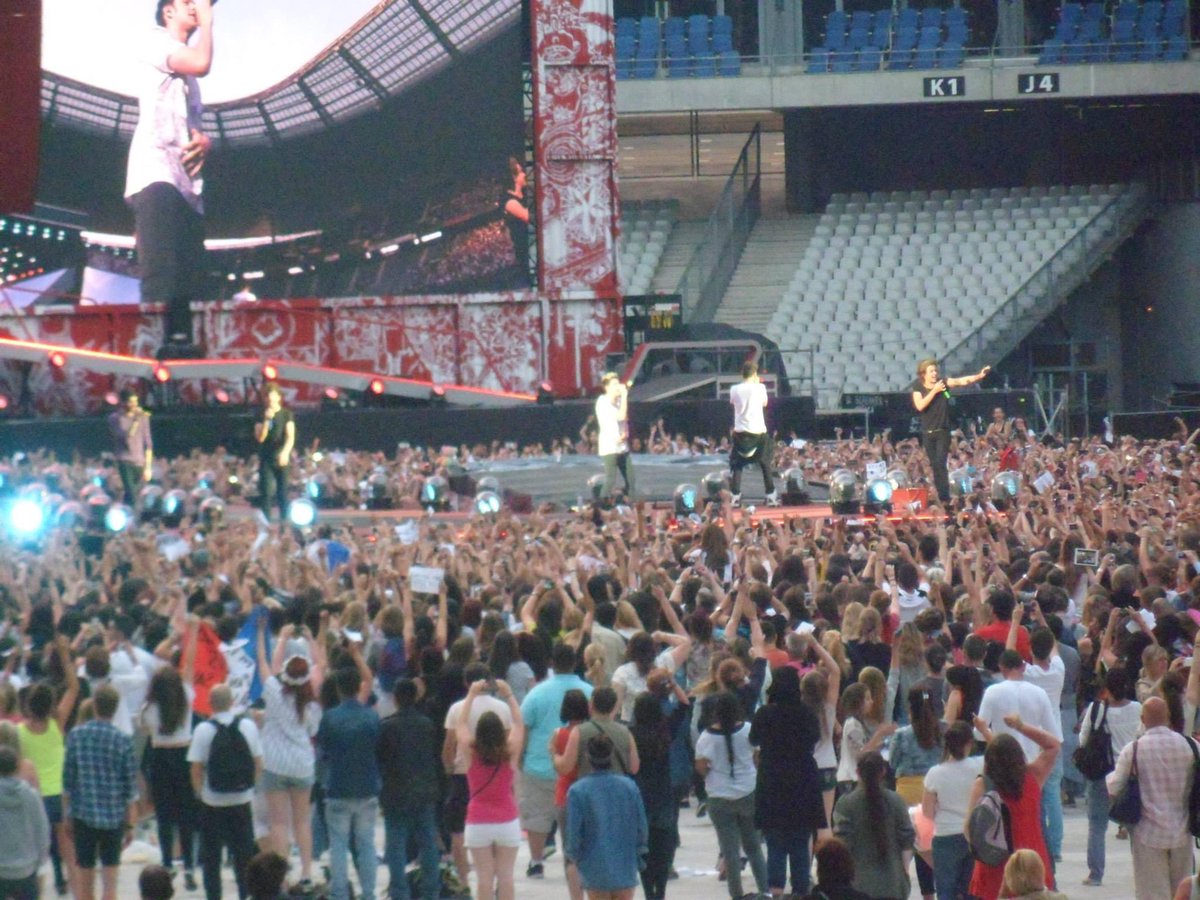 Leyanetmrkne's tweet image. L’un des meilleurs concerts de ma vie, 10 ans déjà 🥺❤️ #OneDirection #WWAT