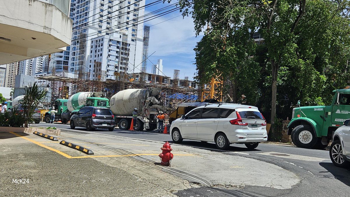 Definitivamente que aquí todo el mundo hace lo que le da la gana. Calles 74 y  50 San Francisco, una construcción que no ha respetado las reglas desde el día 1, bloquea un paño de la calle, detienen el tránsito de vehículos totalmente y @ProtegeryServir? Bien gracias y usted?