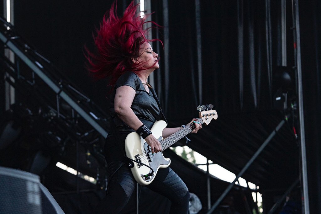 L7 tocanfo el Brick Are Heavy, un autentico lujo en el #azkenarockfestival  🔥